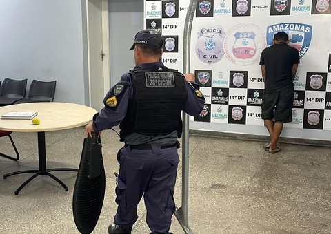 Homem é preso após se pendurar em poste para roubar luminária no Distrito