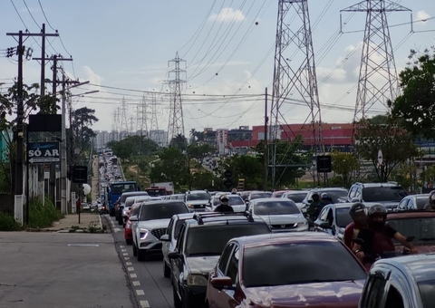 Motociclista quebra a perna em acidente com carro na Avenida das Torres