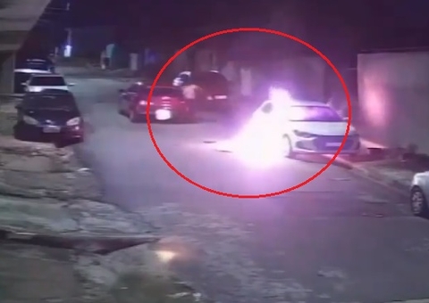Vídeo mostra criminosos incendiando carro no Novo Aleixo