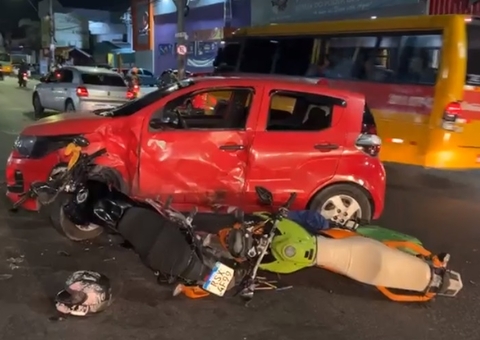 Motociclistas são arremessados em acidente com carro na Grande Circular