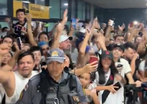 Multidão de torcedores comemora a chegada do Vasco em aeroporto de Manaus; vídeo