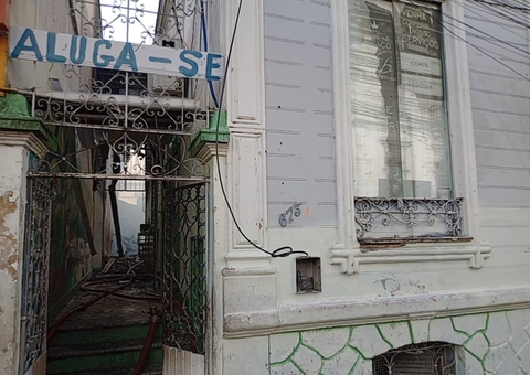 Prédio pega fogo no Centro de Manaus