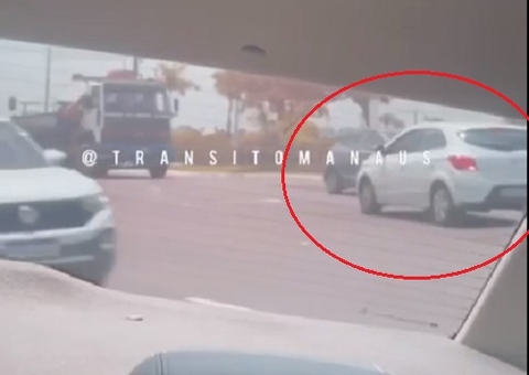 Motorista dirige carro em marcha à ré na contramão na Ponta Negra; vídeo