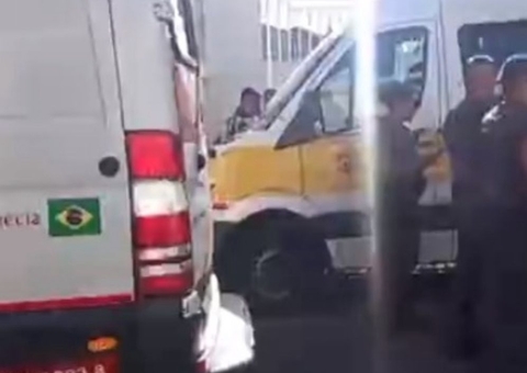 Criança de 4 anos morre ao ser esquecida em van escolar 