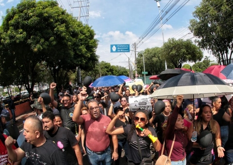 Profissionais da educação fazem protesto para cobrar pagamento do Fundeb em Manaus