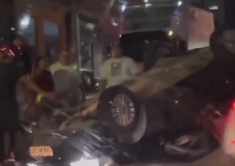 Vídeo: Carro capota durante acidente em avenida de Manaus