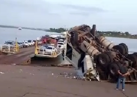 Carreta tomba em porto no Amazonas; vídeo
