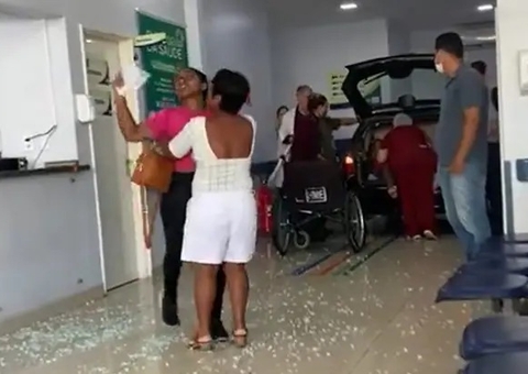 Indignada com mau atendimento, mulher invade hospital com carro; vídeo