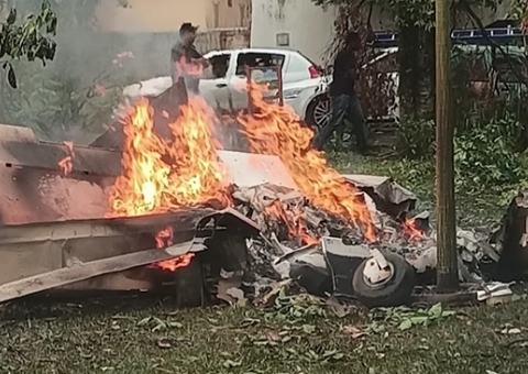Avião cai e mata 5 pessoas carbonizadas; vídeo