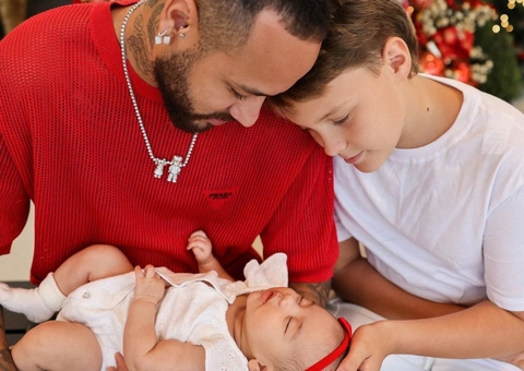 Neymar posa com filhos e Bruna Biancardi em ensaio de Natal