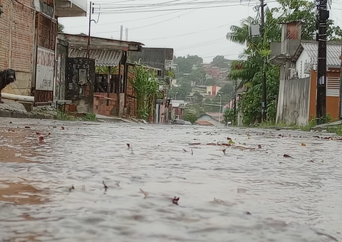 Chuva em feriado de Natal causa alagamentos e desabamento em Manaus