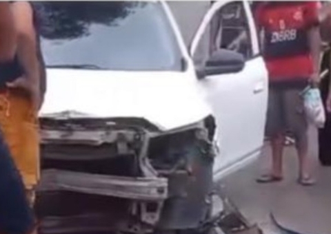 Motorista perde controle do carro e fica ferida em acidente em avenida de Manaus