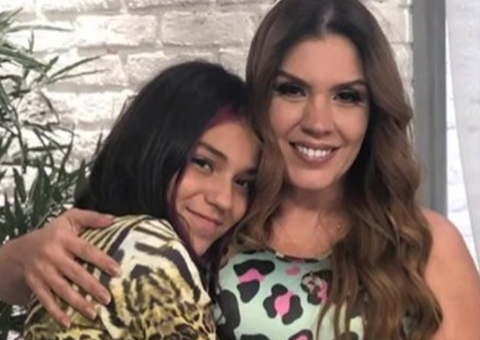 Filha mais nova de Simony posta foto com a namorada 