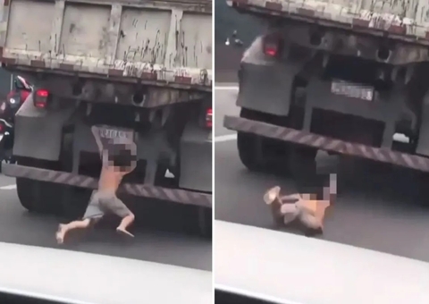 Vídeo: Menino escapa der ser atropelado após cair de caçamba em movimento