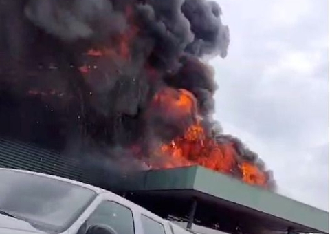 Incêndio atinge restaurante Tropeiro em Manaus; vídeo