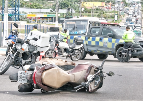 Motociclista tem cabeça esmagada por caminhão em acidente na Avenida das Torres
