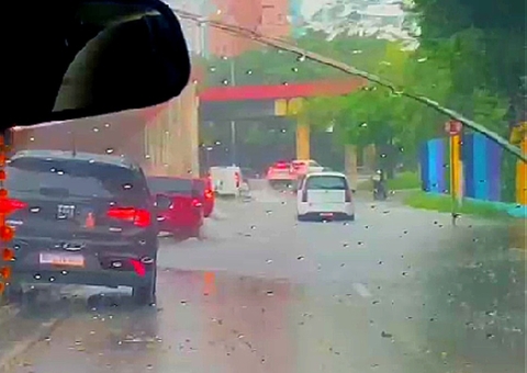 Carros invadem contramão para fugir de alagamento em avenida de Manaus; vídeo