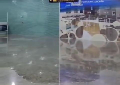 Aeroporto de Manaus fica alagado durante chuva; vídeos
