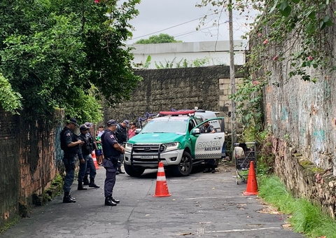 Homem assassinado a facadas é encontrado em carrinho de supermercado em Manaus