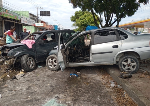 Acidente com dois carros deixa 4 pessoas da mesma família feridas em Manaus