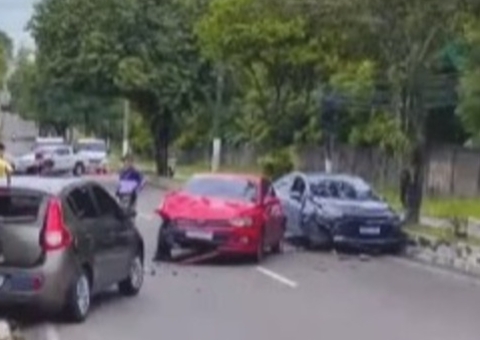 Acidente envolvendo três carros bloqueia avenida Rodrigo Otávio em Manaus 