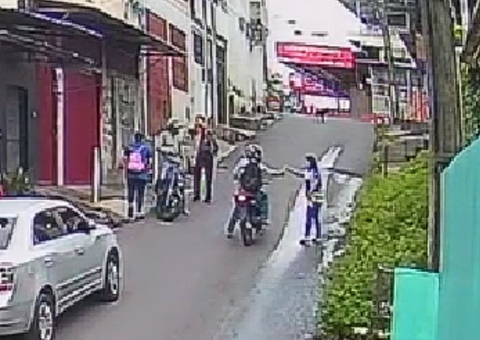 Trabalhadores são encurralados durante assalto em Manaus; vídeo