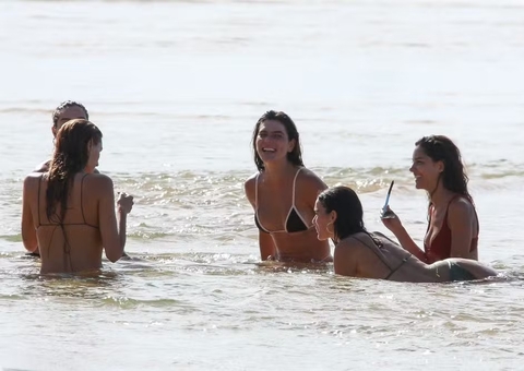 Bruna Marquezine e Sasha Meneghel curtem praia com famosas em Noronha; fotos