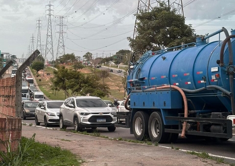 Acidente entre caminhão e carro trava trânsito na Avenida das Torres