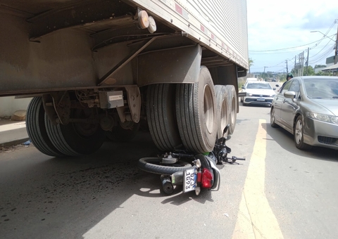 Motociclista fica ferido após moto parar debaixo de carreta em Manaus
