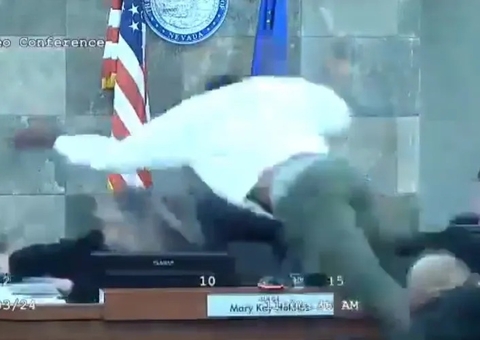 Réu transtornado com sentença ataca juíza no tribunal; vídeo