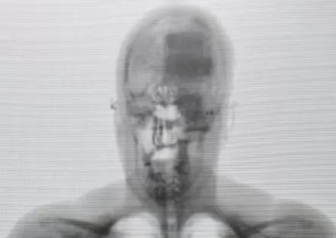 Mulher tenta entrar em presídio com 4 celulares escondidos no cabelo