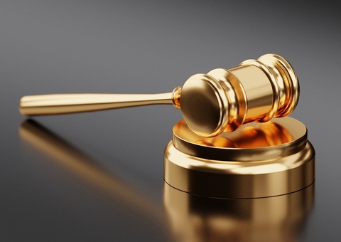 Justiça isenta aposentado de pagar pensão à filha adulta