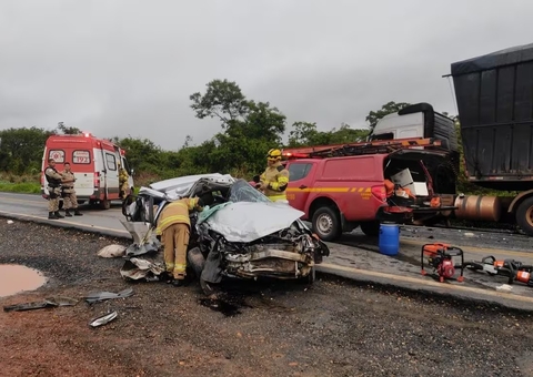 Bebê morre após ser arremessado de carro em acidente com caminhão