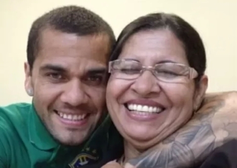 Mãe e amigos de Daniel Alves são processados por mulher que acusa jogador de estupro