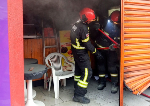 Fritadeira elétrica causa incêndio em lanchonete de Manaus