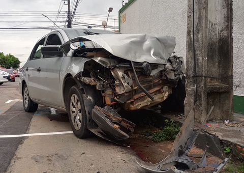 Acidente entre carros deixa motorista de app e passageira feridos em Manaus