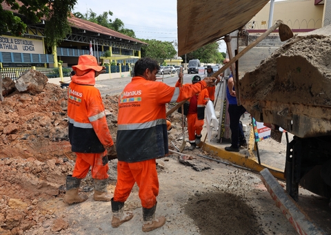 Rua é interditada para obras após casas serem inundadas em Manaus