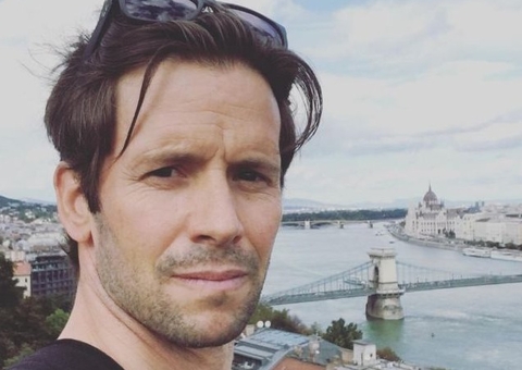 Ator Christian Oliver morre em acidente de avião com as filhas