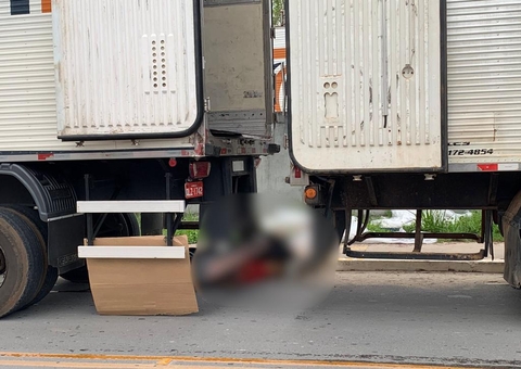 Homem tem cabeça esmagada por carreta durante transferência de carga em Manaus