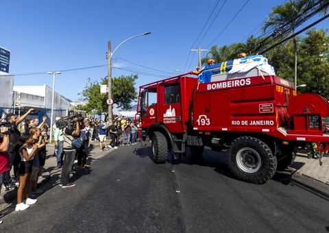 Corpo de Zagallo é sepultado no Rio de Janeiro sob aplausos