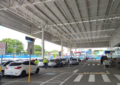 Mais de 50 motoristas são autuados por estacionamento irregular em Manaus durante fiscalização