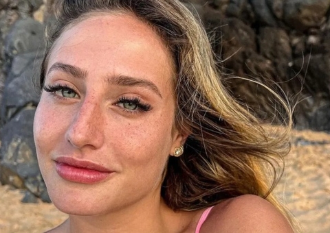 Com maiô cavadíssimo, Bruna Griphao exibe tatuagem no bumbum em Noronha