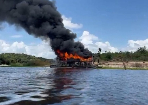 Polícia destrói balsa usada em garimpo ilegal no lago do Tarumã, no Amazonas