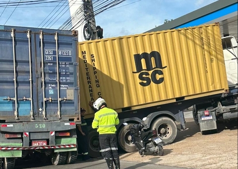Carreta erra manobra e causa acidente em Manaus