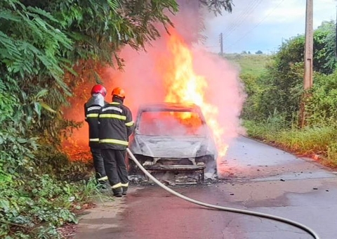 Incêndio destrói carro em estrada do Iranduba, no Amazonas