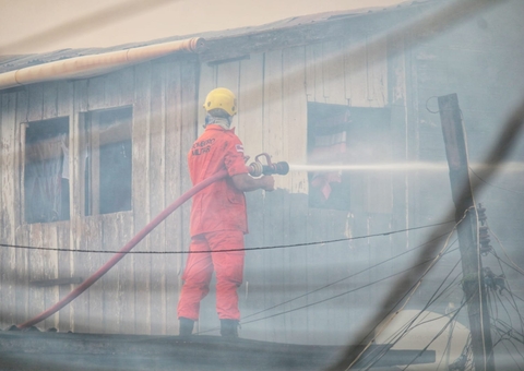 Incêndio destruiu 11 casas em Manaus; Corpo de Bombeiros dá detalhes