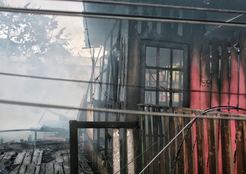 Moradora fala sobre incêndio que destruiu casas em Manaus; 'Deu um curto-circuito'