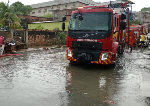 Chuva causa alagamentos em local de incêndio que destruiu casas em Manaus
