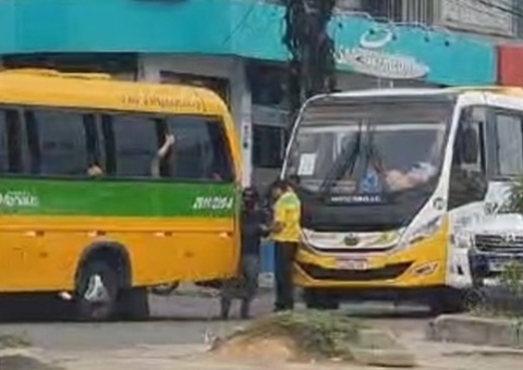 ‘Amarelinho’ é atingido por micro-ônibus durante acidente em Manaus; vídeo