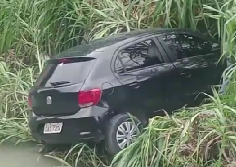 Motorista 'voa' com carro e cai em igarapé de Manaus durante acidente; vídeo